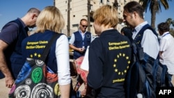 Les observateurs arrivent dans le cadre du déploiement de la mission d'observation électorale de l'Union européenne, avant les élections générales du 30 juillet au Zimbabwe, à Harare, le 23 juin 2018.