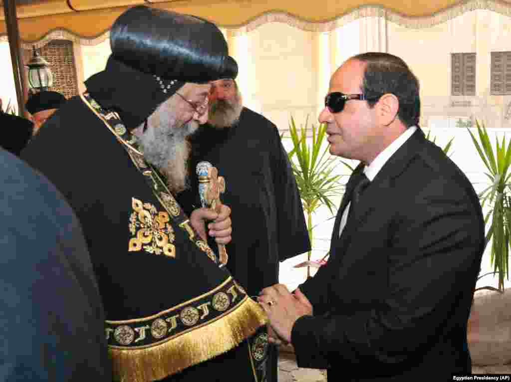 Presiden Mesir Abdel Fattah el-Sisi (kanan) memberi ucapan belasungkawa kepada Paus Koptik Mesir, Tawadros II, di Katedral Koptik Saint-Mark di distrik al-Abbassiya, Kairo (16/2). ​(AP/Kantor Kepresidenan Mesir)