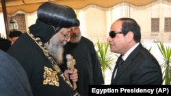 Le président égyptien Abdel-Fattah el-Sissi, à droite, présente ses condoléances au pape copte égyptien Tawadros II en la canthédrale copte Saint Marc, au Caire, le 16 février 2015.