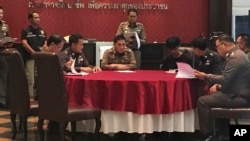 Natdanai Kongdee (thứ 3 bìa phải) đang bị thẩm tra tại trụ sở cảnh sát ở Bangkok, Thái Lan, ngày 26/12/2016. 
