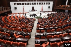 FILE - Turkish MPs and ministers attend a debate as the parliament reconvenes after a summer recess in Ankara, Oct. 1, 2015.