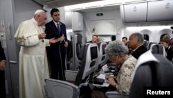 El papa Francisco habla con la prensa a bordo del avión que lo lleva de regreso de Panamá a Roma, Italia, el 27 de enero de 2019.