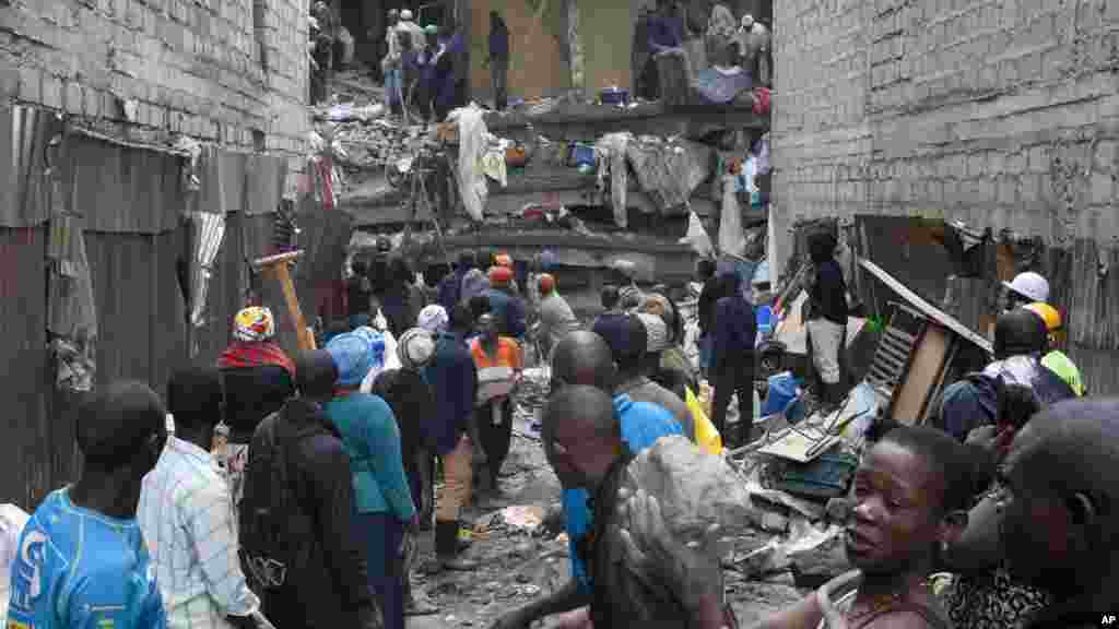 Des secouriste aident les survivants d&#39;un effondrement à Nairobi, le 30 avril 2016.