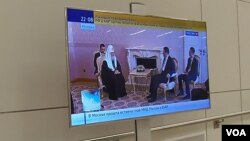 俄羅斯官方電視台5月8日晚間播放的當天習近平與基里爾會晤新聞畫面。(美國之音白樺拍攝)