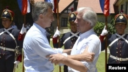El presidente de Uruguay, Tababré Vázquez (derecha) recibió a su homólogo argentino, Mauricio Macri, en una reunión en la estancia presidencial de Anchorena, cerca de la ciudad de Colonia, el jueves, 7 de enero, de 2016.