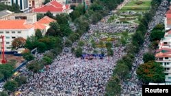 A general view is seen as Sam Rainsy, president of the National Rescue Party, meets his supporters at Freedom Park in Phnom Penh July 19, 2013.