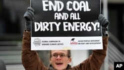 15일 독일 본에서 열린 유엔기후변화협약 당사국총회장 앞에서 시위 참가자가 석탄 발전 중단을 요구하고 있다.