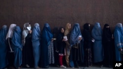 아프가니스탄 카불 여성들이 지난달 세계식량계획(WFP) 지원 시설 앞에 줄지어 서있다.