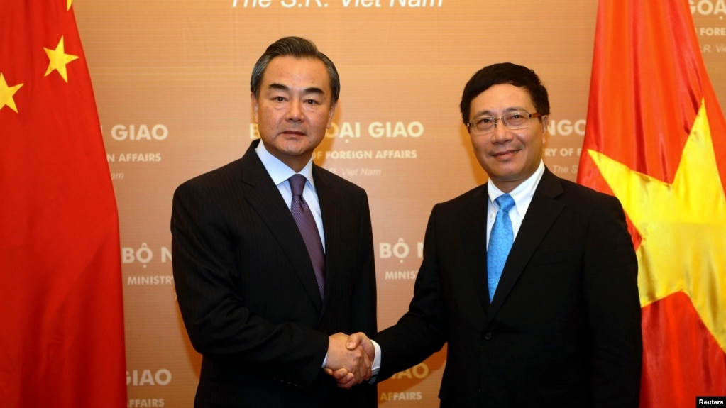 Ủy viên Quốc vụ-Ngoại trưởng Trung Quốc Vương Nghị (trái) bắt tay Phó thủ tướng-Bộ trưởng Ngoại giao Việt Nam Phạm Bình Bình trong một chuyến thăm Hà Nội .