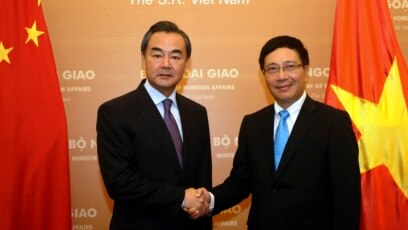 Ủy viên Quốc vụ-Ngoại trưởng Trung Quốc Vương Nghị (trái) bắt tay Phó thủ tướng-Bộ trưởng Ngoại giao Việt Nam Phạm Bình Bình trong một chuyến thăm Hà Nội ..
