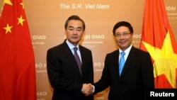 Ngoại trưởng Trung Quốc Vương Nghị và Ngoại trưởng Việt Nam Phạm Bình Minh.