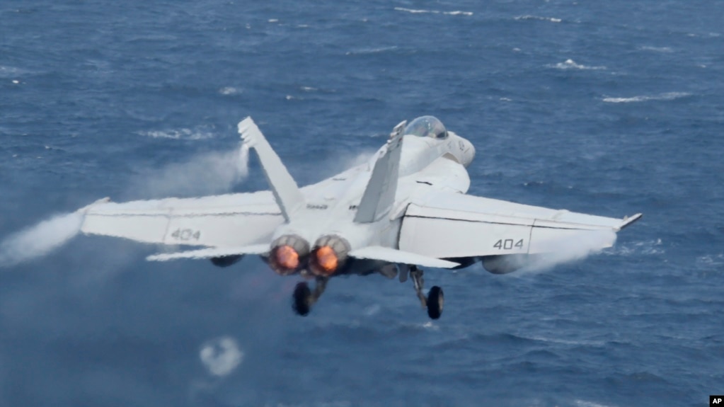 El F/A-18 Super Hornet estaba cerca de aterrizar en la estación aérea naval alrededor de las 4:30 de la tarde cuando se impactó en el agua.