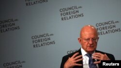 James Clapper, direktur intelijen nasional AS, berbicara di Dewan Hubungan Luar Negeri di kota New York (25/10). (Reuters/Brendan McDermid)