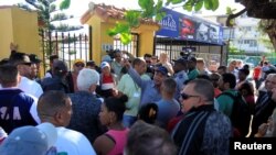 La gente se reúne afuera de un lote del gobierno donde se venden autos usados, en La Habana, Cuba, 25 de febrero de 2020.