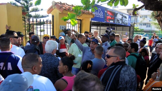 La gente se reúne afuera de un lote del gobierno donde se venden autos usados, en La Habana, Cuba, 25 de febrero de 2020.