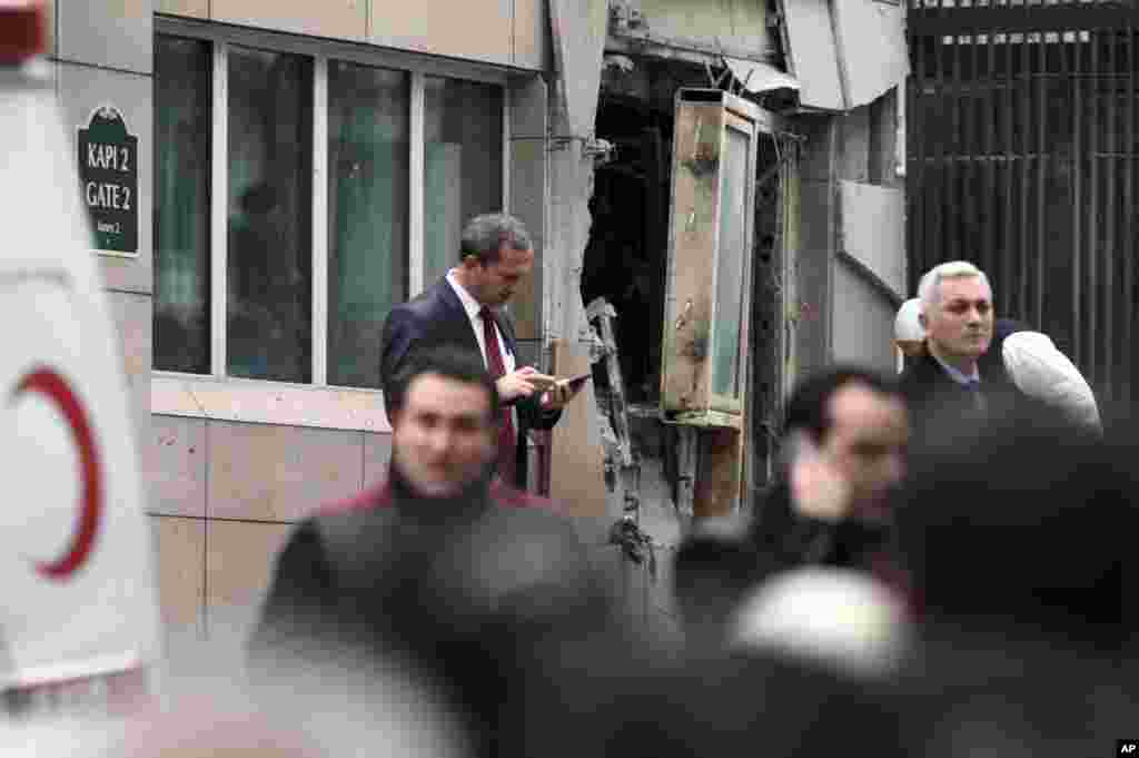 2013年2月1日星期五，美國駐土耳其首都安卡拉的大使館外面發生爆炸，救護人員站在大使館的入口。