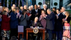 조 바이든(가운데) 미국 대통령이 지난달 15일 백악관 사우스론에서 인프라 투자 법안에 서명하고 있다.