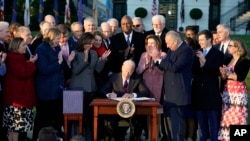 조 바이든(가운데) 미국 대통령이 지난달 15일 백악관 사우스론에서 인프라 투자 법안에 서명하고 있다.