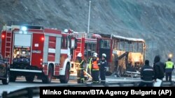 Le lieu de l'accident d'un bus qui a tué au moins 45 personnes sur une autoroute près du village de Bosnek, dans l'ouest de la Bulgarie, mardi 23 novembre 2021. 