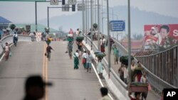 မြန်မာနိုင်ငံ နယ်စပ်မြို့ မြဝတီနှင့် ထိုင်းနိုင်ငံ မဲဆောက်မြို့သို့ ဆက်သွယ်ထားသည့် ချစ်ကြည်ရေးတံတားပေါ်မှ ဖြတ်သန်းသွားလာနေသူများ။ (အောက်တိုဘာ ၃၊ ၂၀၀၇)
