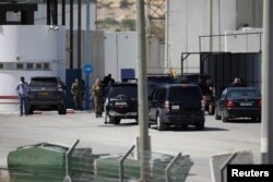 A convoy transporting Rami al-Hamdallah and his delegation makes it way to the Gaza Strip, at the Erez crossing in southern Israel, Oct. 2, 2017.