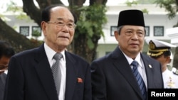 Kim Yong-nam, left, North Korea's president of the Presidium of the Supreme People's Assembly, and Indonesian President Susilo Bambang Yudhoyono walk to a greeting ceremony at the Merdeka Palace, Jakarta, May 15, 2012.