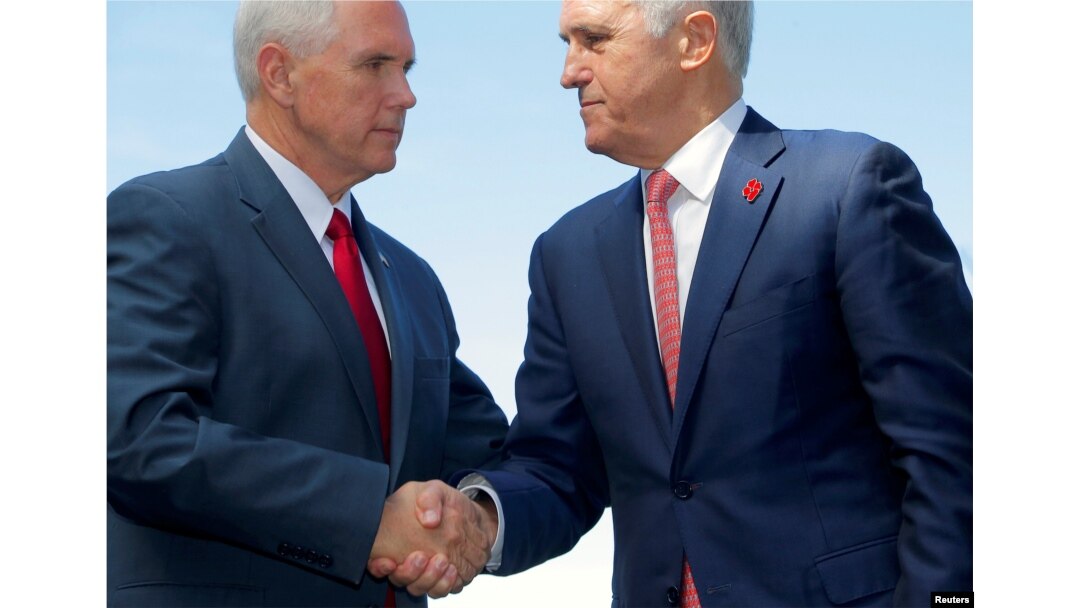 Potpredsednik SAD (levo) rukuje se sa premijerom Australije Malkomom Turnbulom nakon konferencije za novinare u Admiralatu u Sidneju, Australija, 22. april 2017.