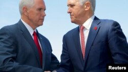 El vicepresidente estadounidense Mike Pence estrecha la mano con el primer ministro de Australia, Malcolm Turnbull, tras una conferencia de prensa en la Casa del Almirantazgo en Sydney, Australia, el 22 de abril de 2017.