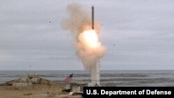 미 국방부가 공개한 중거리 순항미사일 시험발사 장면.