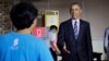 Tổng thống Hoa Kỳ Barack Obama nói chuyện với một nhân viên làm việc tại Dreamplex ở TpHCM, ngày 24/5/2016. 