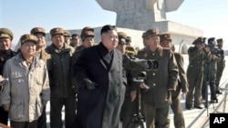 Pemimpin Korea Utara, Kom Jong Un meninjau latihan perang di sebuah lokasi pelatihan militer Korea Utara (14/3). Korea Utara menuduh Amerika dan sekutu Amerika menyerang situs-situs negaranya, termasuk KCNA, yang mengakibatkan sulitnya akses ke situs tersebut dalam waktu cukup lama pekan ini.