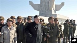 မြောက်ကိုရီးယားခေါင်းဆောင် က တောင်ကိုရီးယားနဲ့ ကန် စစ်ရေးလေ့ကျင့်မှုကို ကြည့်ရှု့နေစဉ်။ (မတ် ၁၄၊ ၂၀၁၃)