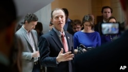 Le député Adam Schiff, D-Calif., membre de la commission sur les renseignements de la Chambre, s'adresse aux journalistes du Capitole à Washington, le 30 mars 2017.