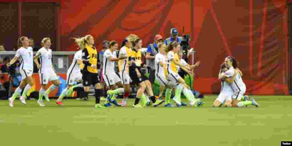 Jogadoras americanas rodeiam Kelley O&acute;hara depois de ter marcado o segundo golo do jogo contra a Alemanha. 30 de Junho, 2015.