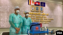 រូបឯកសារ៖ ក្រុម​គ្រូពេទ្យ​ ចាក់​វ៉ាក់សាំង​ស៊ីណូហ្វាម​ ​ដល់​ឥស្សរជន​ជាន់​ខ្ពស់​ នៅ​មន្ទីរពេទ្យ​កាល់ម៉ែត​ នៅ​ភ្នំពេញ​ ថ្ងៃ​ទី១០​ ខែ​កុម្ភៈ ឆ្នាំ​២០២១។ (ហ៊ាន សុជាតា​/វីអូអេ​)