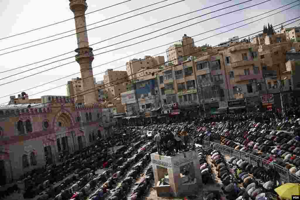 Muslims gathered for Friday prayer in central Amman, Jordan, November 16, 2012. (Y. Weeks/VOA)