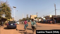 Une artère de la capitale, Ouagadougou, au Burkina Faso, le 30 mars 2020. (VOA/Lamine Traoré)