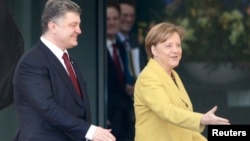 German Chancellor Angela Merkel welcomes Ukrainian President Petro Poroshenko at the Chancellery in Berlin, March 16, 2015. 