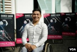 Kim Socheat, a former contender in Cambodia's Got Talent, once thought it was “crazy” to come and learn contemporary performance arts at Epic Arts Cambodia. Now his dream is to become an internationally recognized performer. (Rithy Odom/VOA Khmer)