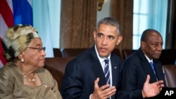 奥巴马总统2015年4月15日在白宫与利比里亚总统瑟利夫和几内亚总统孔戴商讨国际间与埃博拉疫情斗争的进展