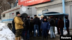 «Казачий патруль» у входа в Центр Сахарова. Москва, Россия. 3 марта 2013 года