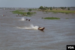 រូប​ឯកសារ៖ ពលរដ្ឋ​ធ្វើដំណើរ​តាម​ទូក​តាម​ដងទន្លេសាប ក្នុង​ភូមិសាស្រ្ត​ខេត្តកំពង់ឆ្នាំង កាលពី​ថ្ងៃទី១១ ខែធ្នូ ឆ្នាំ២០២១។ (ស៊ុន ណារិន/វីអូអេ)