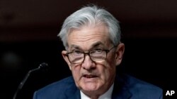 Gubernur Bank Sentral AS Jerome Powell berbicara di hadapan Senat AS dalam sebuah kesempatan di gedung Capitol, Washington, pada 30 November 2021. (Foto: AP/Andrew Harnik)