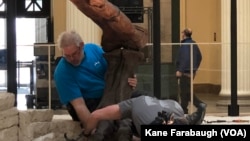 Trabajadores se preparan para trasladar a Sue a su nuevo hogar en la exhibición "Evolving Planet", en las galerías del segundo piso del Museo Field de Chicago.