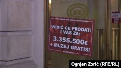 Nalepnice sa simboličnim cenama za koje će institucije "biti prodate", tokom protesta "1 od 5 miliona" u Beogradu, 11. januara 2020. (Foto: Ognjen Zorić, Radio Slobodna Evropa).