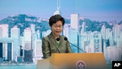 Kepala Eksekutif Hong Kong Carrie Lam berbicara selama konferensi pers mingguannya Di Hong Kong, Selasa, 6 Juli 2021. (Foto: AP)