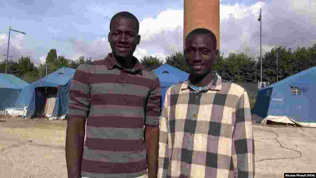 Babacar Sogoba et Sama Tounkara, des amis maliens qui ont quitté Bamako ensemble en 2014 pour tenter de rejoindre l&#39;Europe. Ils posent pour VOA Afrique dans le centre d&#39;accueil de la Croix Rouge italienne derrière la gare de Tiburtina, Rome, 5 octobre 2015 (Nicolas Pinault/VOA). &nbsp;