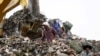 Orang-orang menelusuri sampah untuk didaur ulang di TPA Bantar Gebang di Bekasi, 2 Maret 2016. TPA tersebut menerima lebih dari 6.000 ton sampah setiap hari, tapi fasilitas pengolahan limbahnya kesulitan untuk mengimbangi, mengakibatkan tumpukan sampah ya