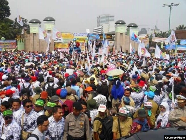 Forum Honorer Kategori II Indonesia (FHK2I) menggelar demo di DPR menuntut perubahan regulasi terkait ASN. (Foto courtesy: FHK2I/dok)