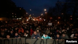 Người biểu tình xuống đường phản đối giá xăng dầu tăng cao tại Sofia, ngày 20/2/2013.